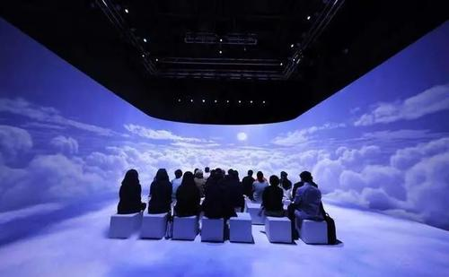 沉浸式互动投影是综合利用声光电技术对空间进行艺术化改造和数字创意